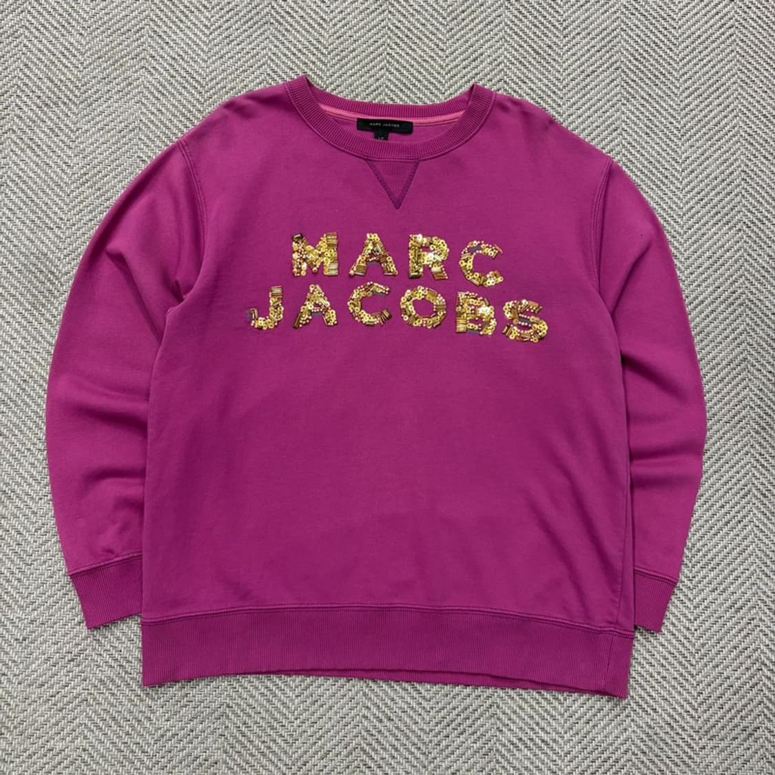 마크제이콥스 비즈 로고 맨투맨 v2620 상품이미지1