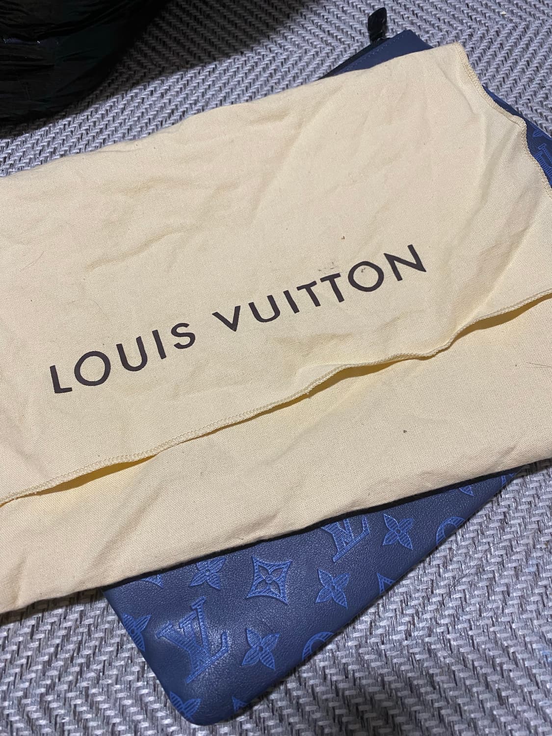 루이비통 이클립스 쉐도우 포쉐트 디스커버리 클러치 네이비 상품이미지10