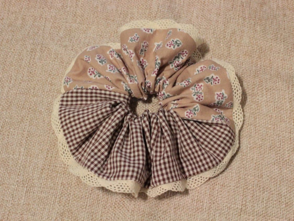 핸드메이드 베이지 꽃무늬 레이스 스크런치 상품이미지1