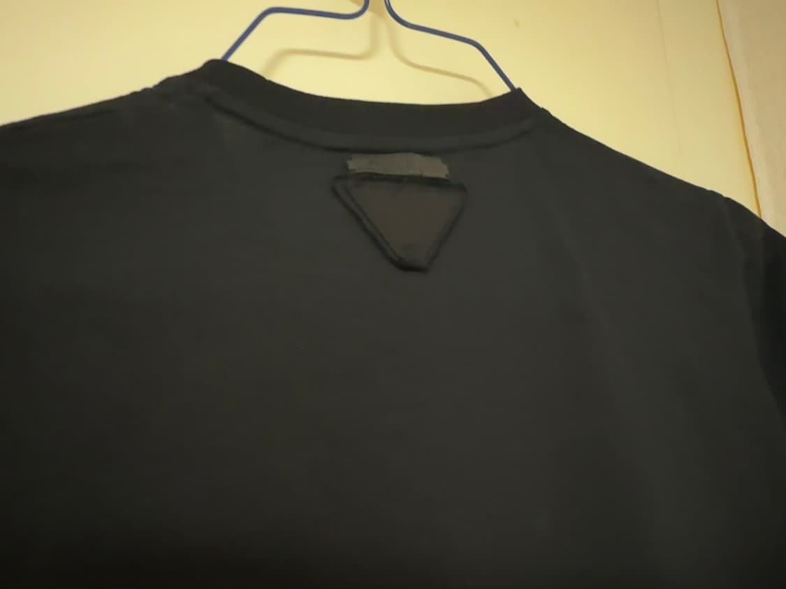 프라다 삼각패치 티셔츠 상품이미지1