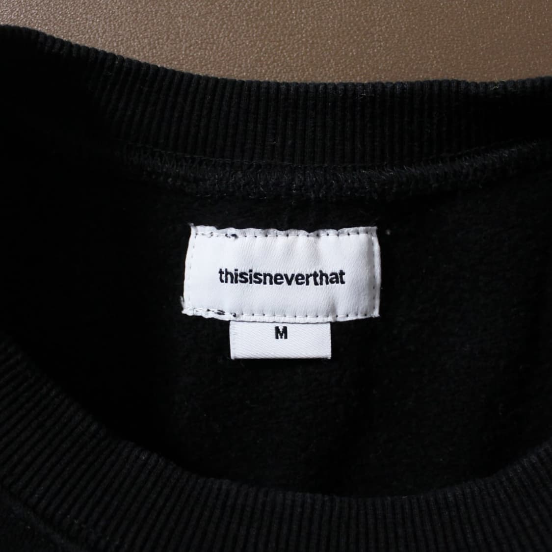 Thisisneverthat 디네뎃 블랙 맨투맨 상품이미지6