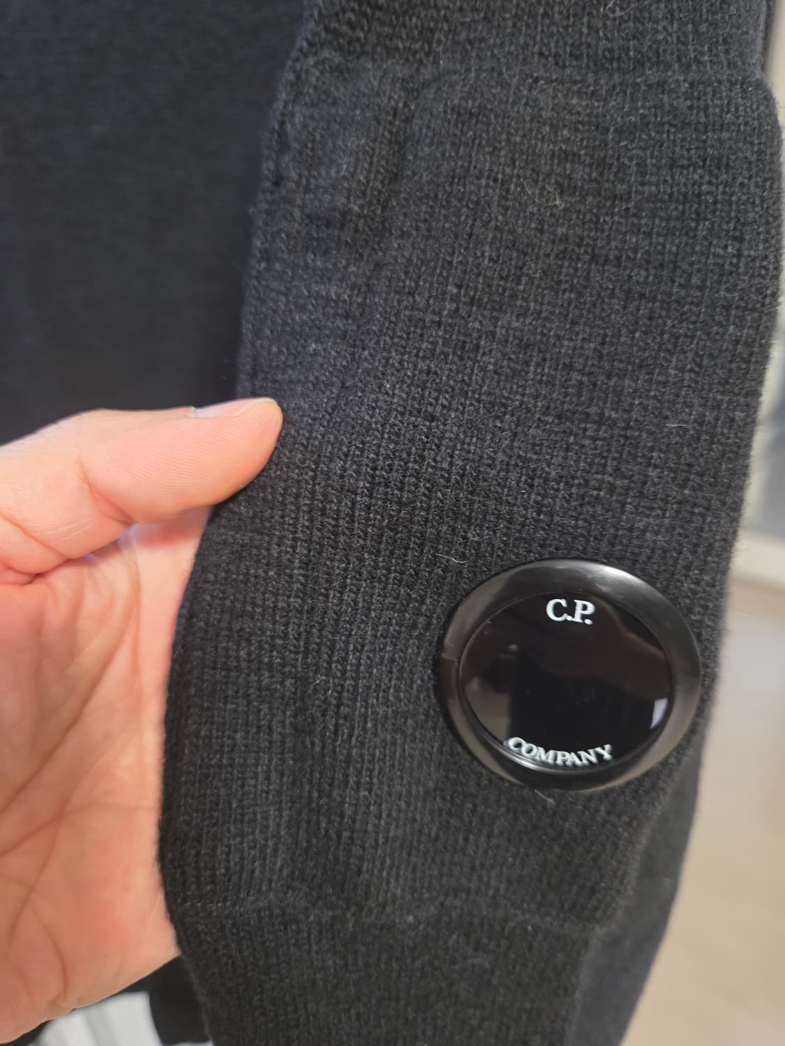 C.P. Company 렌즈 와펜 울 니트 블랙 (50) 상품이미지4