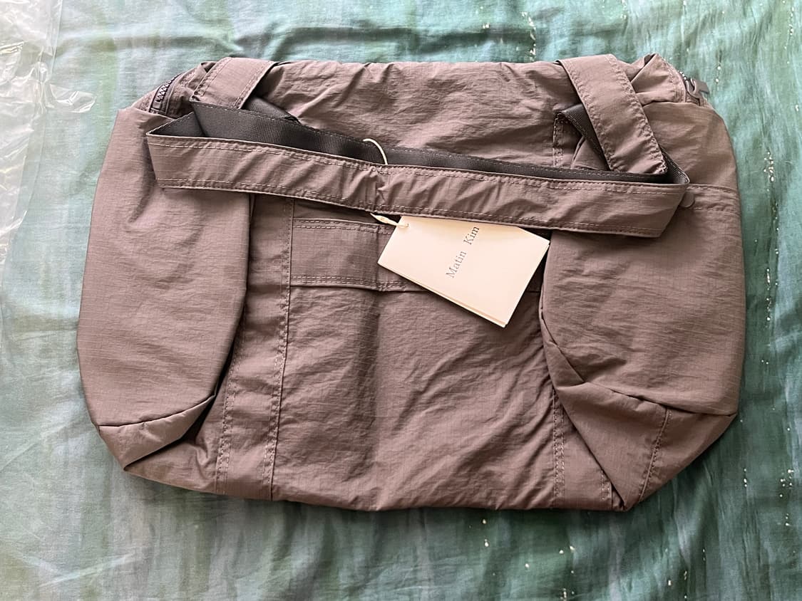 마뗑킴 로고 스포티 더플백 그레이 (새상품) 상품이미지4