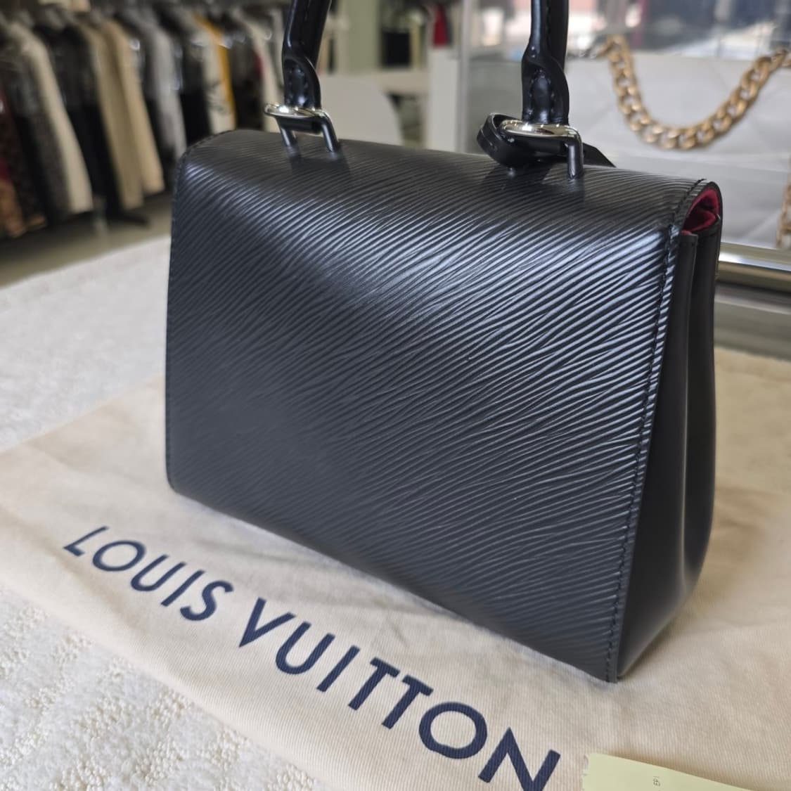 [중고/정품] 루이비통 클루니 미니 에피 블랙 토트백 상품이미지4