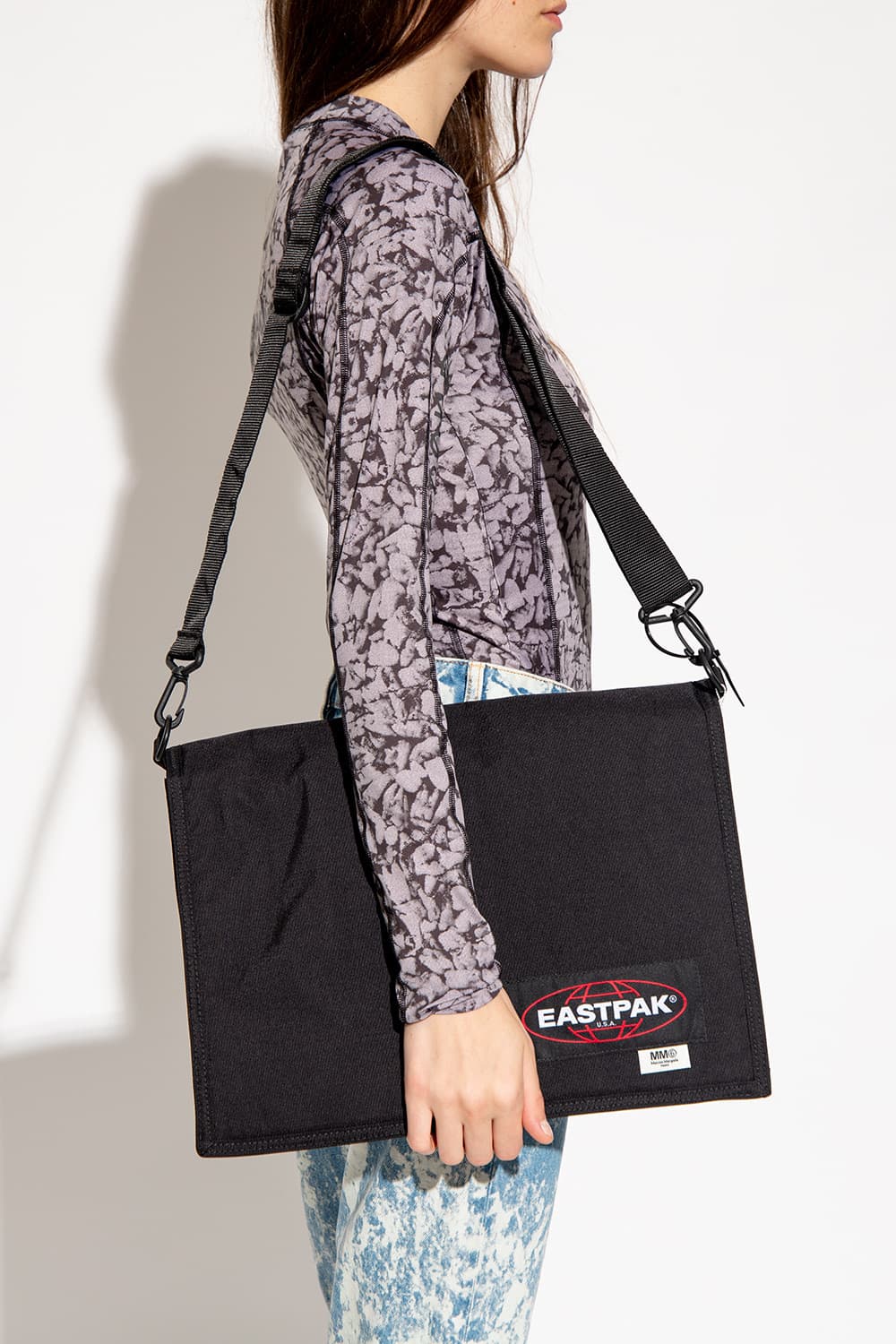 MM6 X Eastpak 크루 XL 숄더백 블랙 상품이미지2