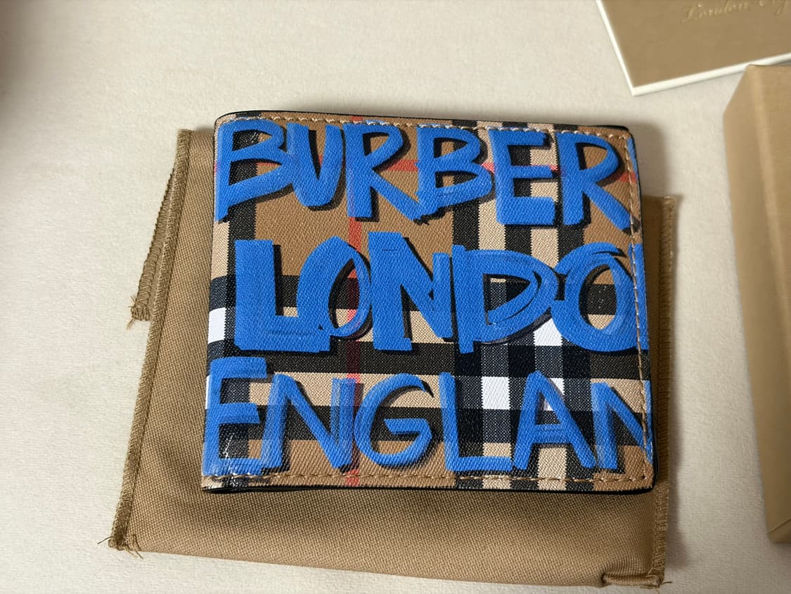 버버리 그래피티 반지갑 상품이미지1