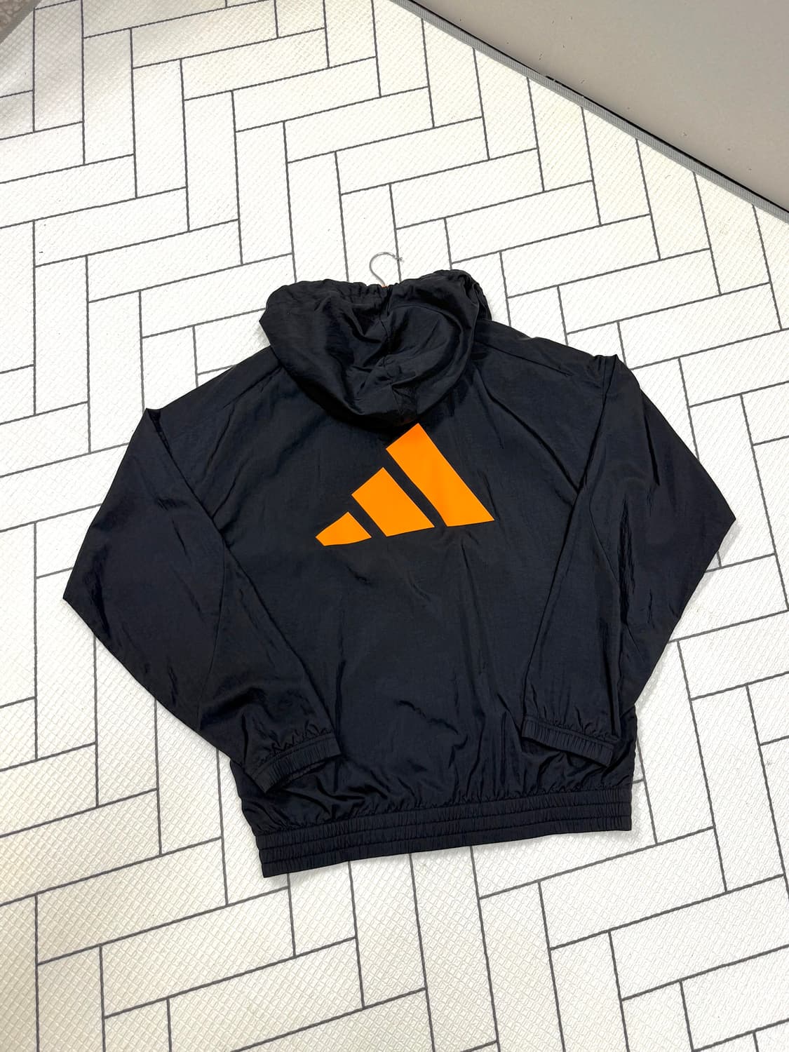 남성 100 L / 아디다스 바람막이 백로고 블랙 오렌지 상품이미지7
