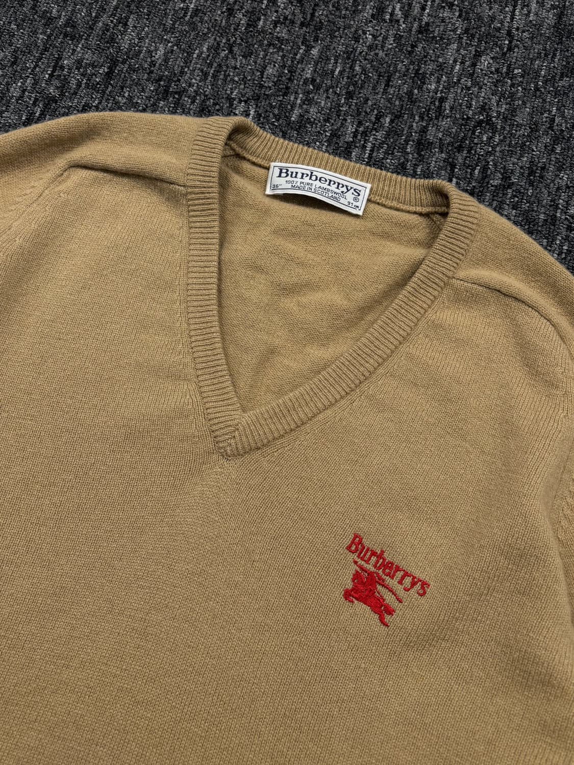 버버리 베이지 브이넥 니트 상품이미지4