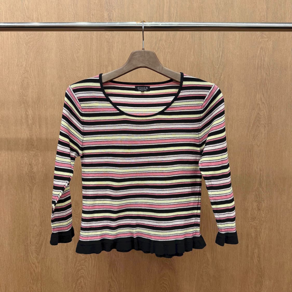 소니아 리키엘 스트라이프 패턴 긴팔 니트 프릴 밑단 디테일 블랙 배색 상품이미지2