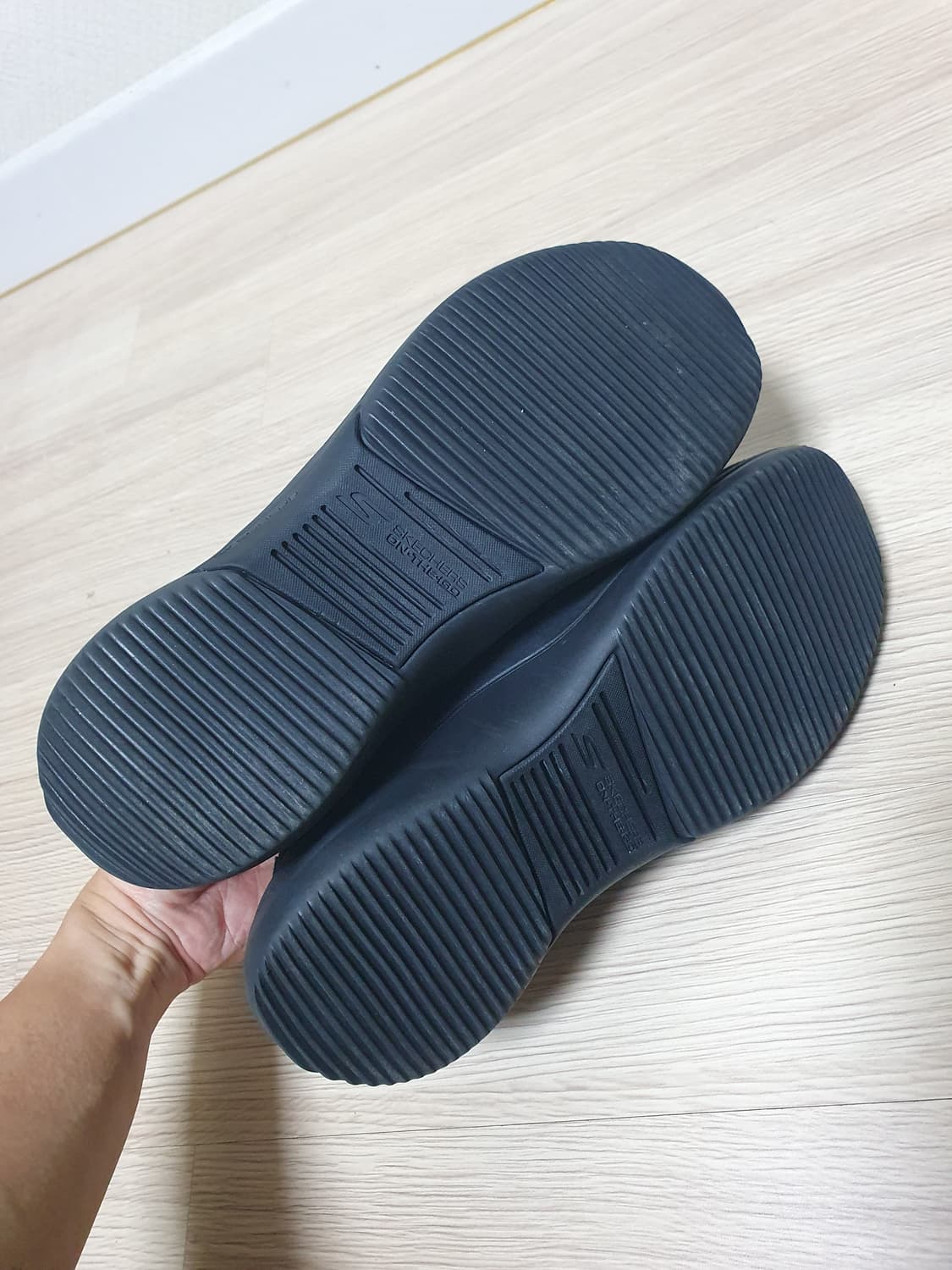 스케쳐스 블랙 털 안감 숏 부츠 240 상품이미지8