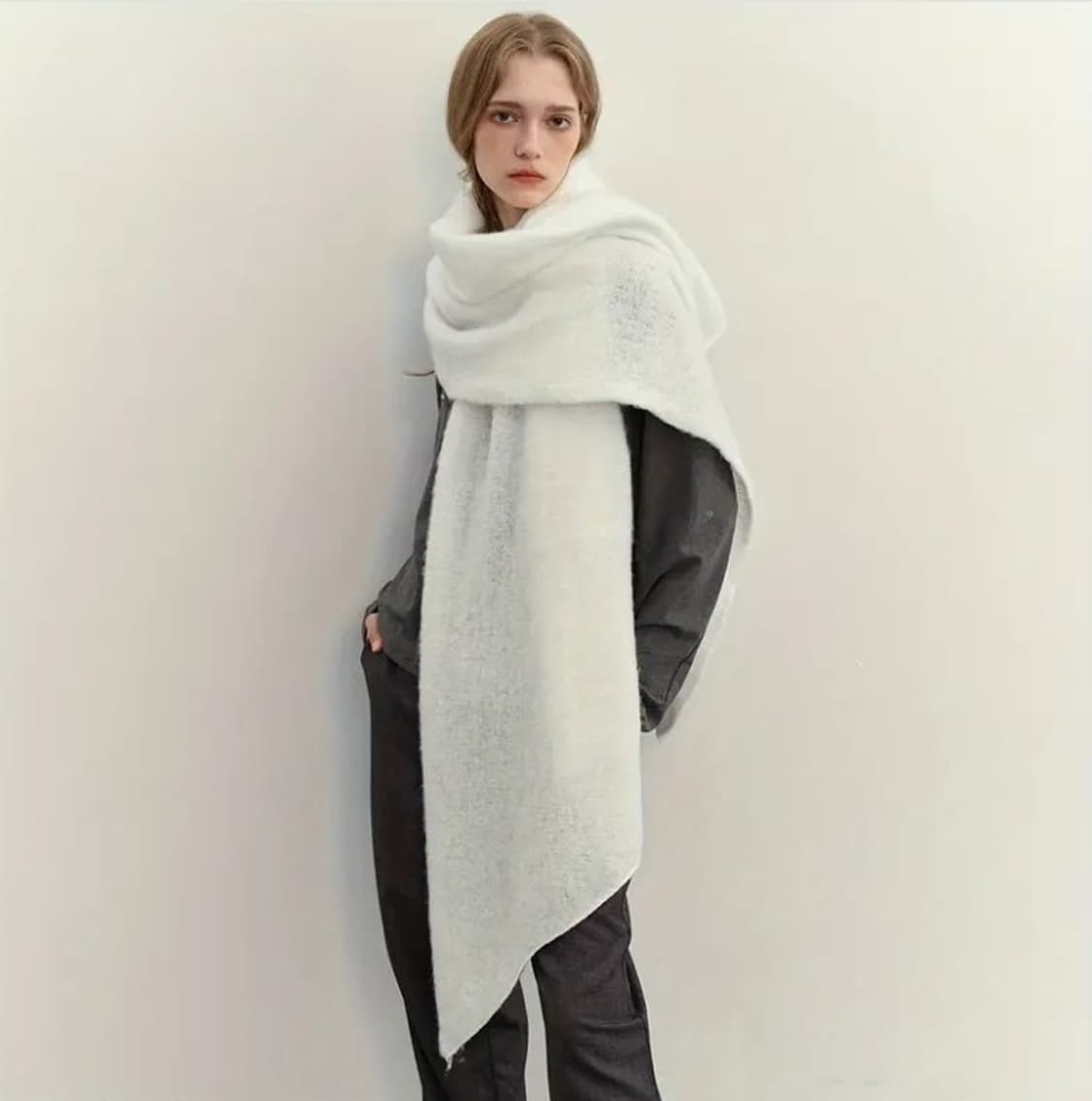 화이트 세미 부클 머플러(새상품) 상품이미지2