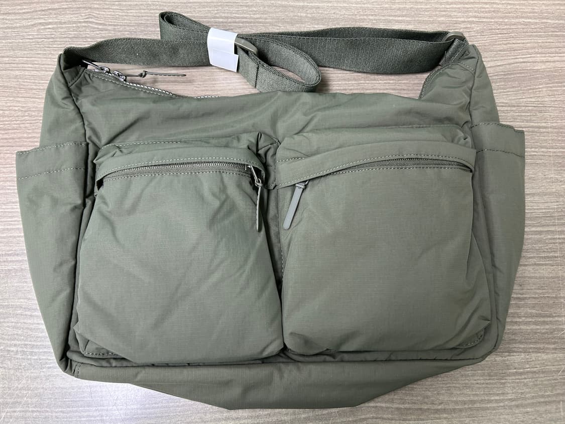 유니클로 멀티 포켓 숄더백 올리브 상품이미지1