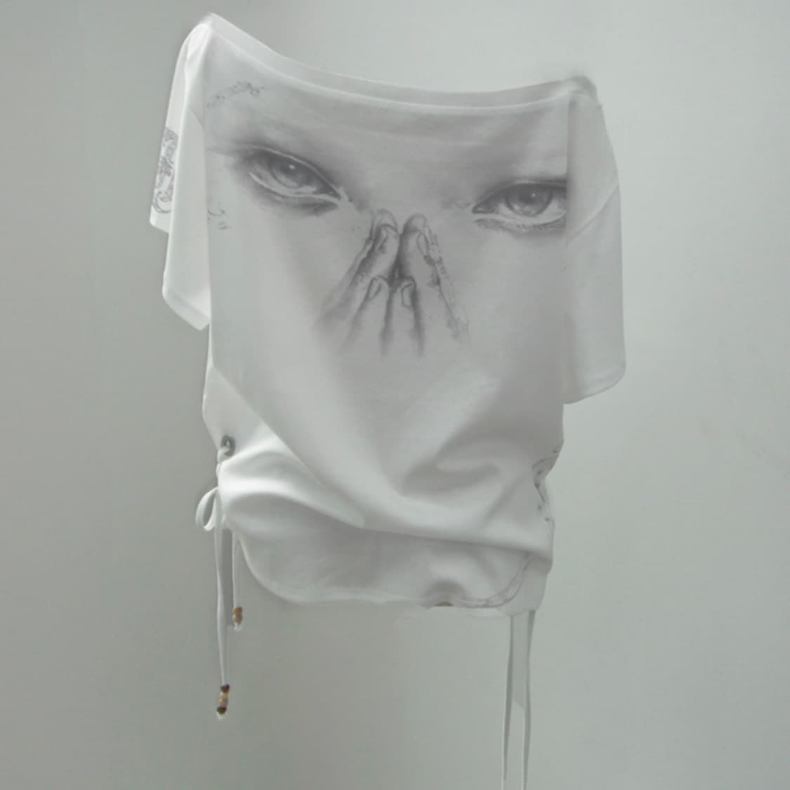 begbegbeg 백백백 오너먼트 비즈 아일렛 원숄더 반팔 티셔츠 상품이미지7