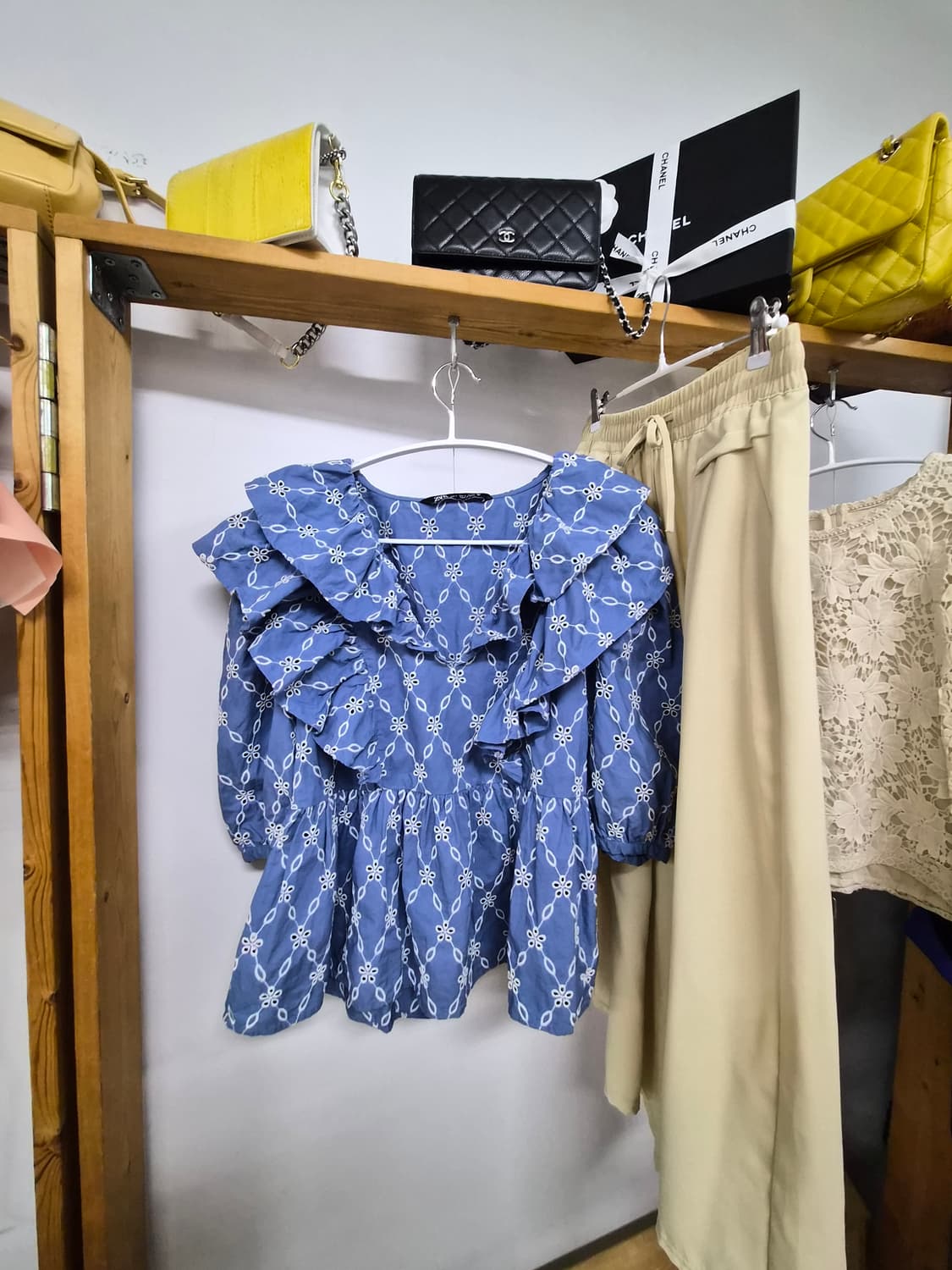 자라 펀칭자수 프릴벌룬 블라우스.난닝구 옐로베이지 와이드팬츠 상품이미지3