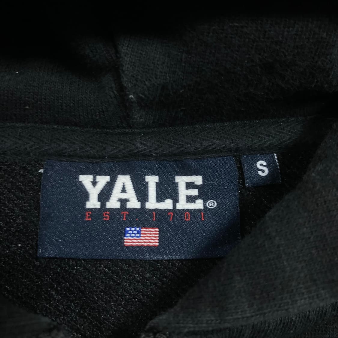 예일 스몰 로고 블랙 미니멀 후드 집업 상품이미지3