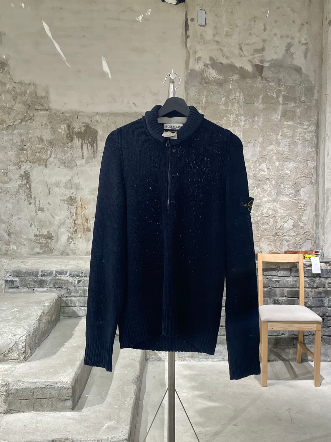 스톤 아일랜드 다크 네이비 와펜 하프 집업 모크넥 니트 상품이미지1
