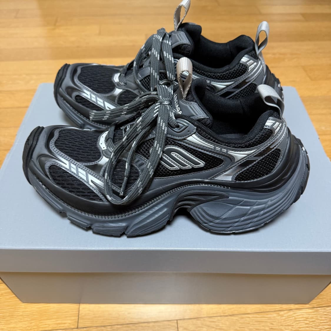 발렌시아가 6xl 블랙 그레이 상품이미지1