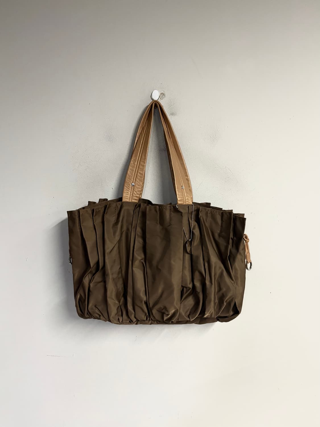 Y‘SACCS pleats ballon tote bag brown  상품이미지2