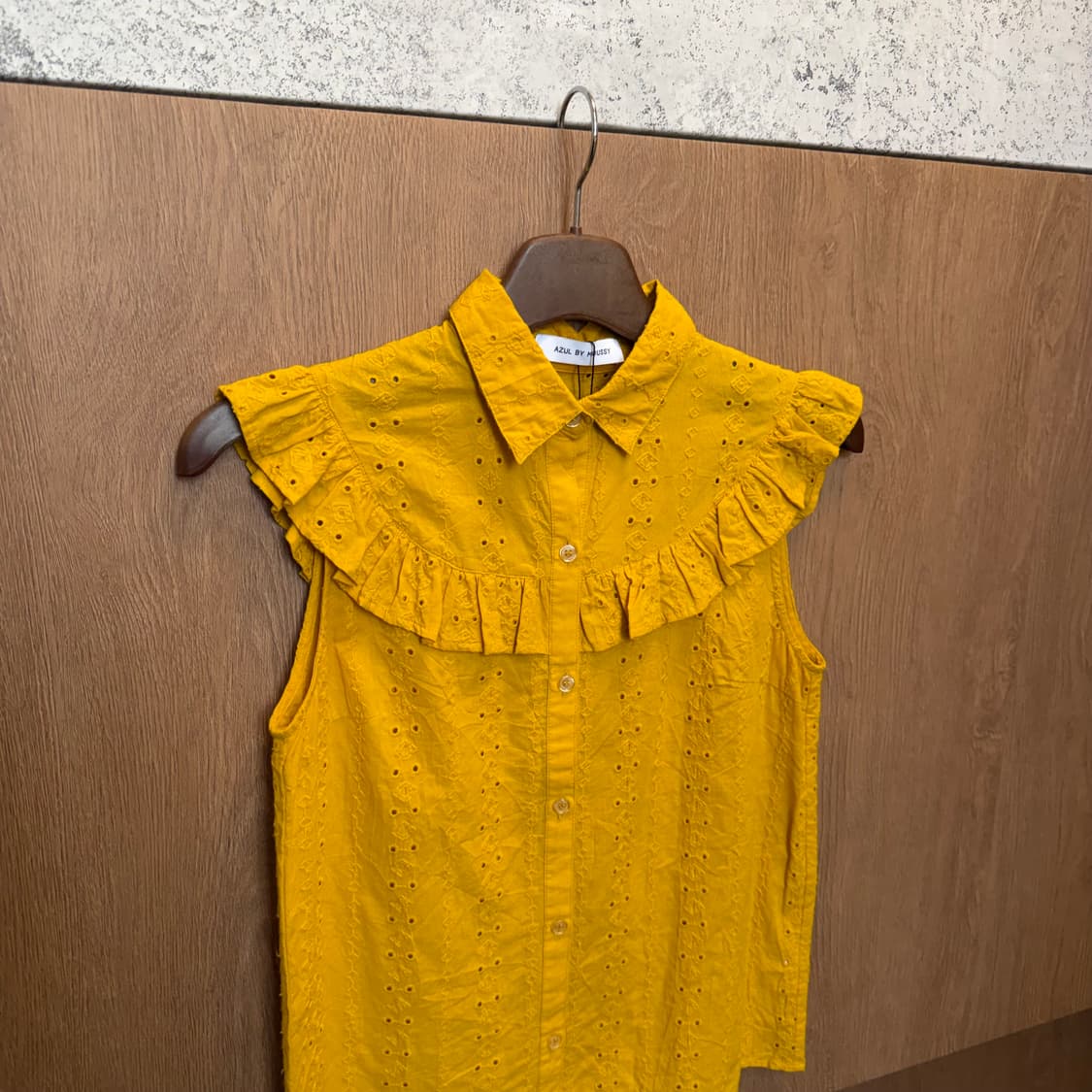 빈티지 슬리브리스 블라우스 아일렛 자수 프릴 요크 디테일 머스타드 상품이미지3