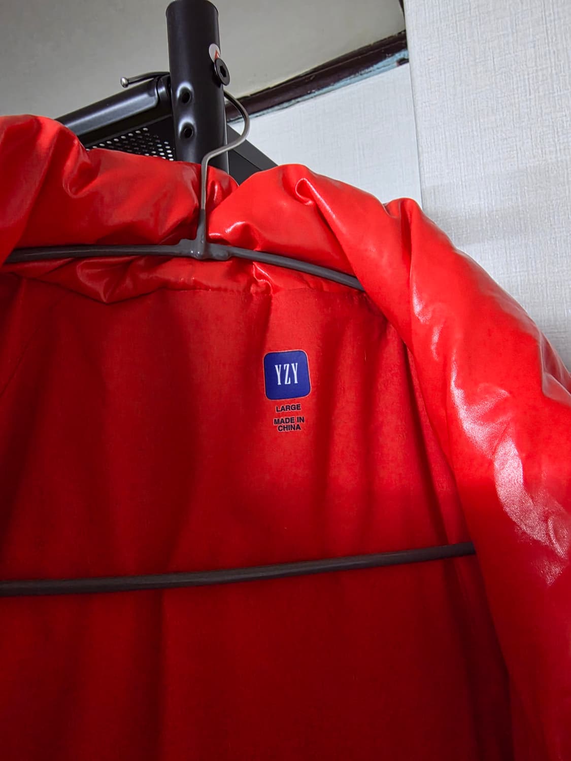 Yeezy gap 레드 유광 패딩 상품이미지2