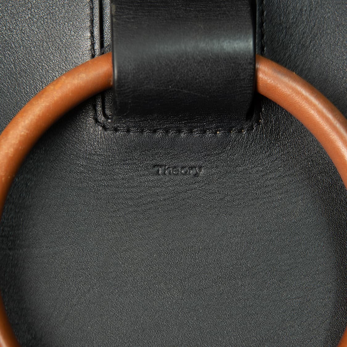 Theory 띠어리 후프 레더 크로스 & 토트 백  상품이미지3