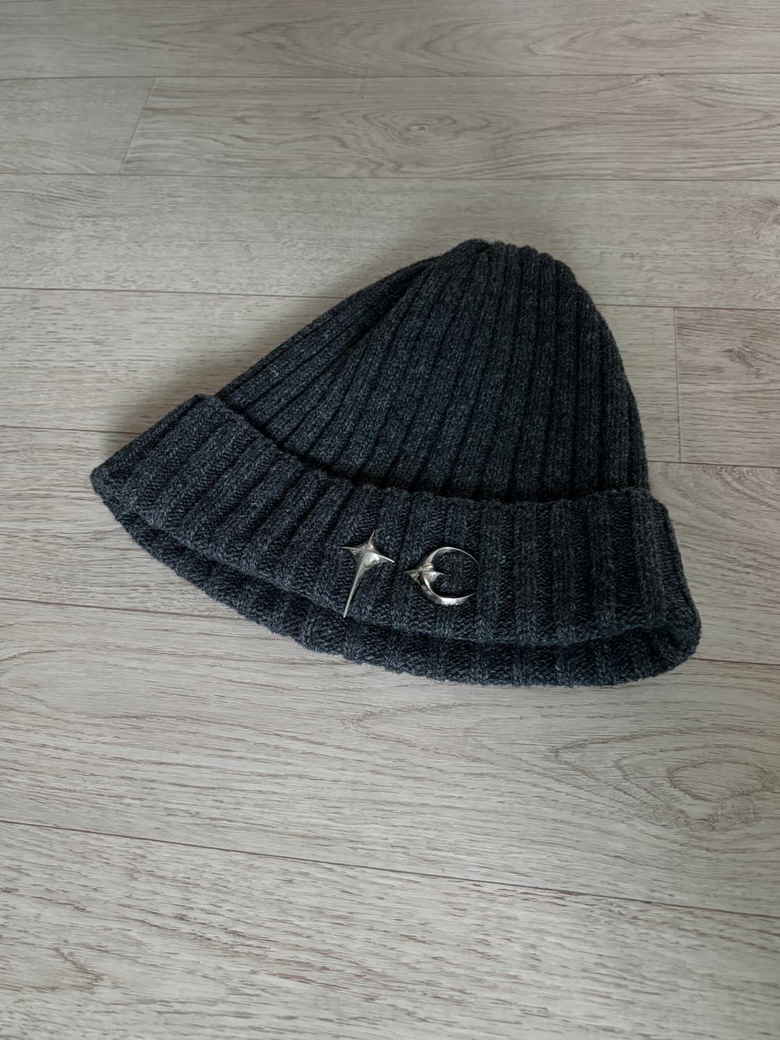 떠그클럽 엠블럼 베이직 비니 차콜 상품이미지1