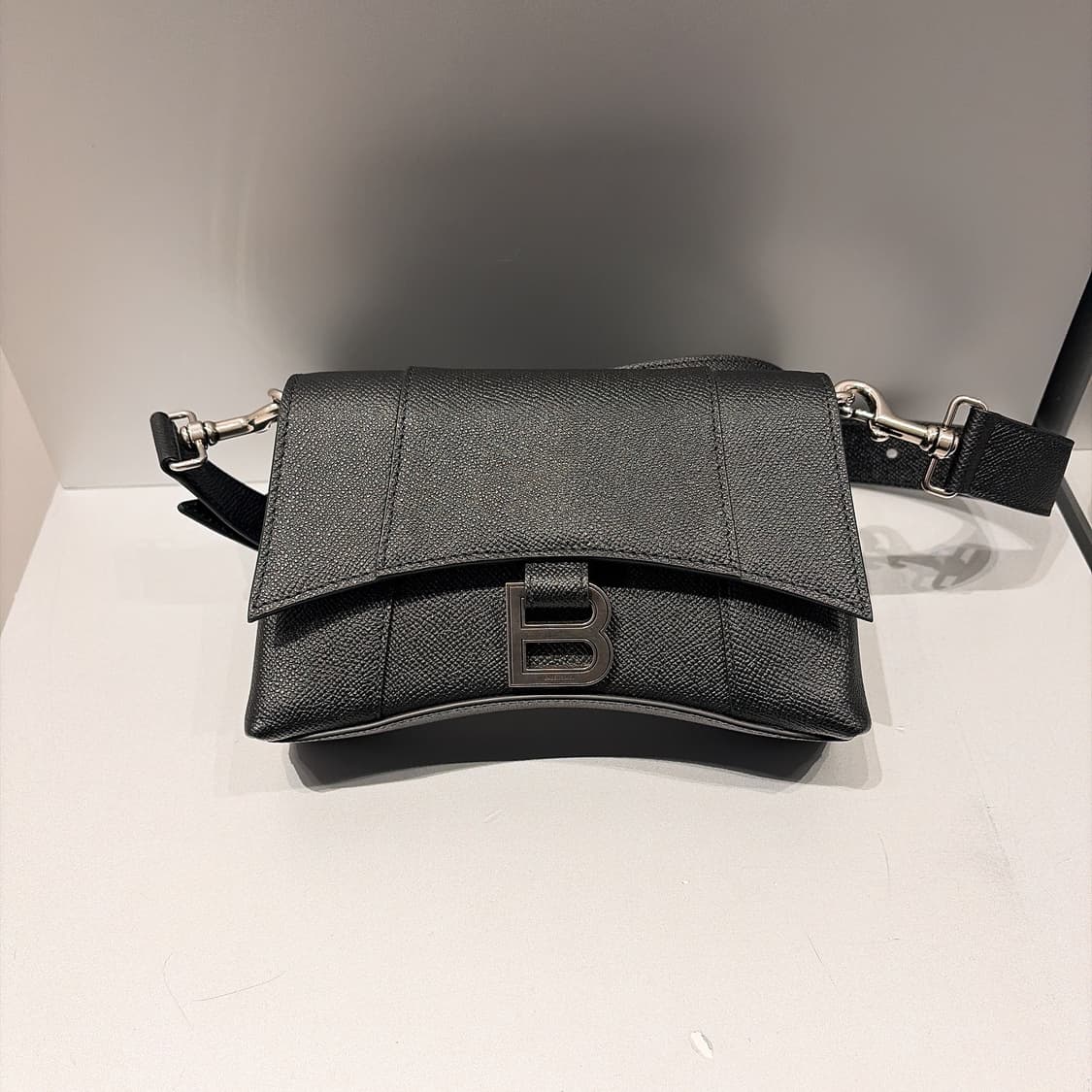 (정품/새상품) 발렌시아가 다운타운 XXS 크로스바디백 블랙 상품이미지1