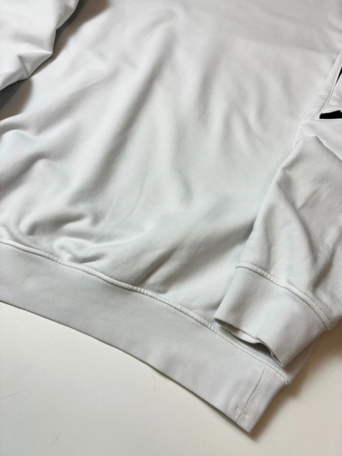 스톤아일랜드 시그니처 와펜 로고 크루넥 맨투맨 PN8220 상품이미지4