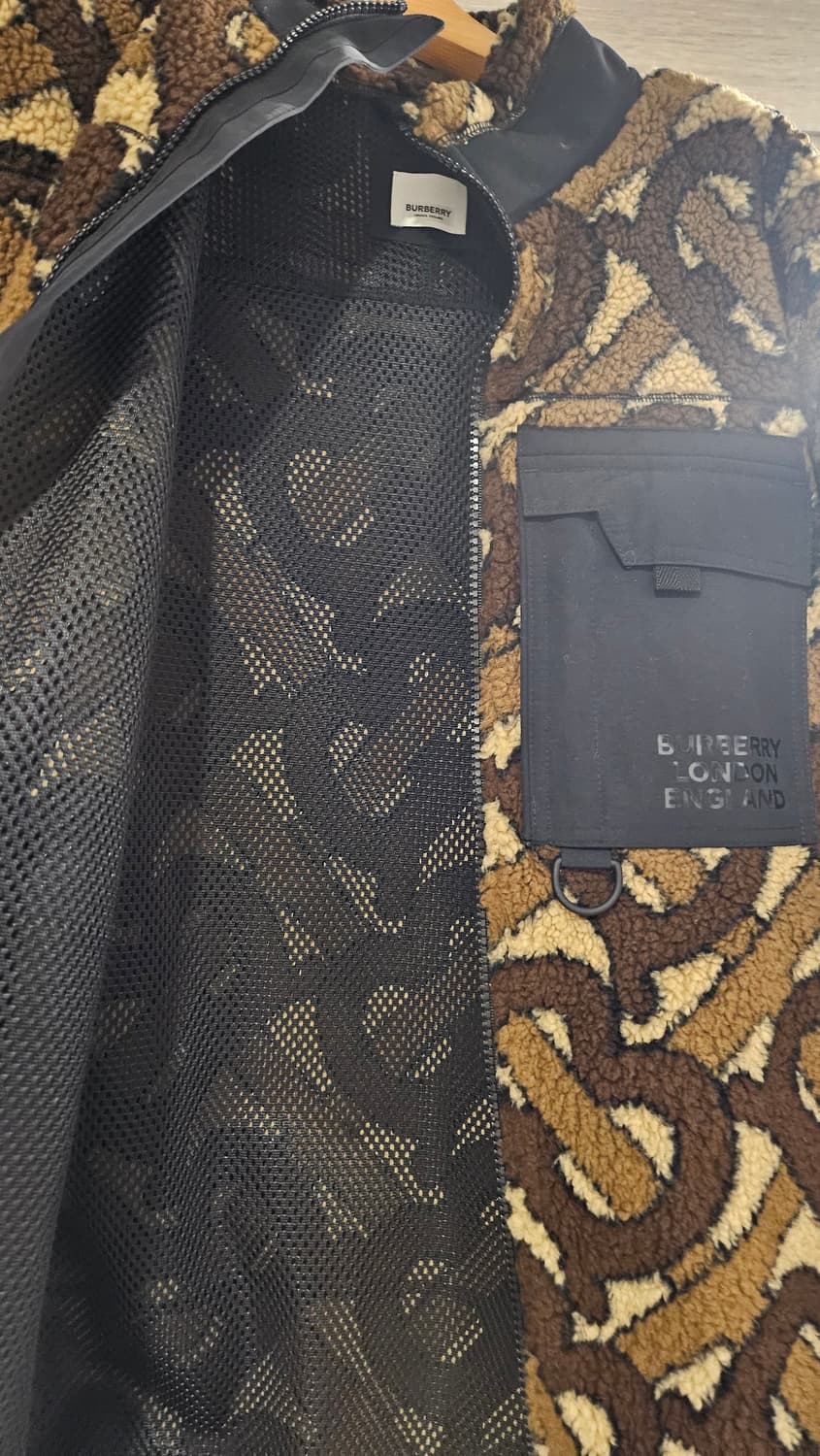 [50(100~105)] 버버리 TB 모노그램 패턴 브라운 후리스 자켓 상품이미지4