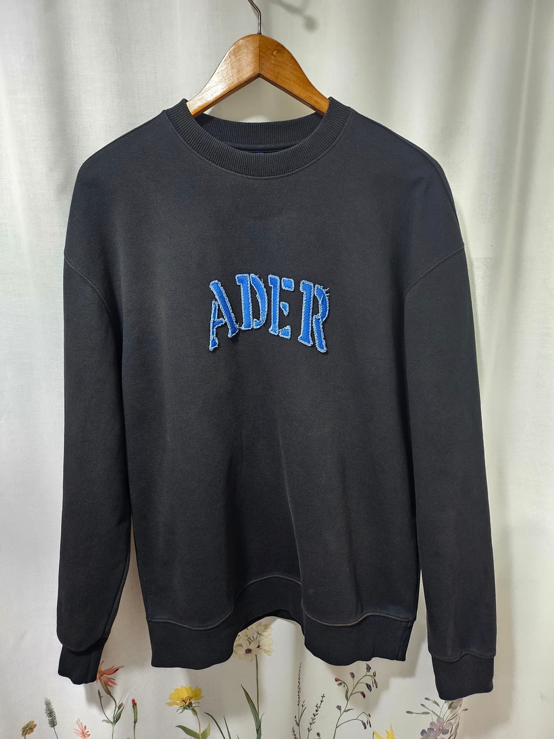 아더에러 맨투맨 블랙 색상 A1 사이즈입니다 상품이미지1