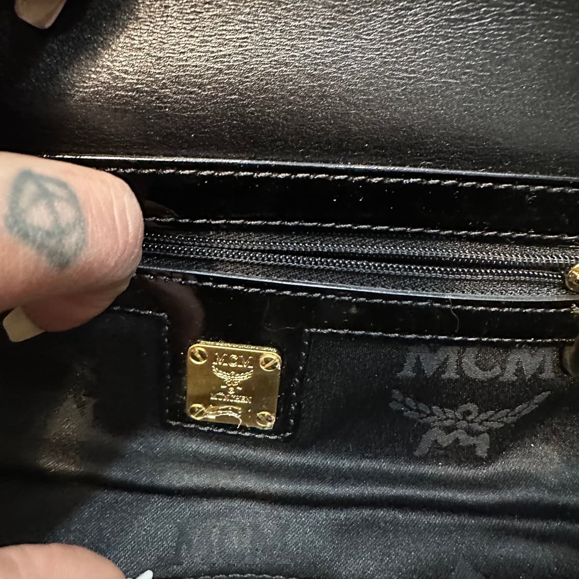 엠씨엠 블랙 페이턴트 가죽 체인백 상품이미지8