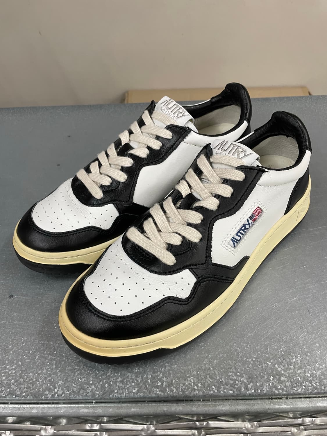 오트리 메달리스트 로우 블랙 40 상품이미지2