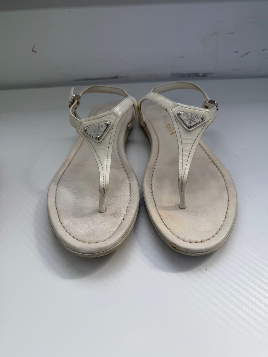 정품) 프라다 삼각로고 화이트 쪼리 샌들 37 상품이미지1