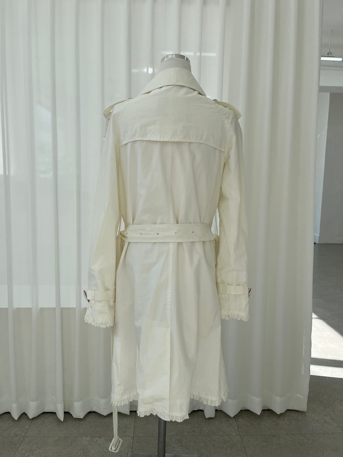 버버리 런던 여성 프릴 트렌치 코트 아이보리  상품이미지3