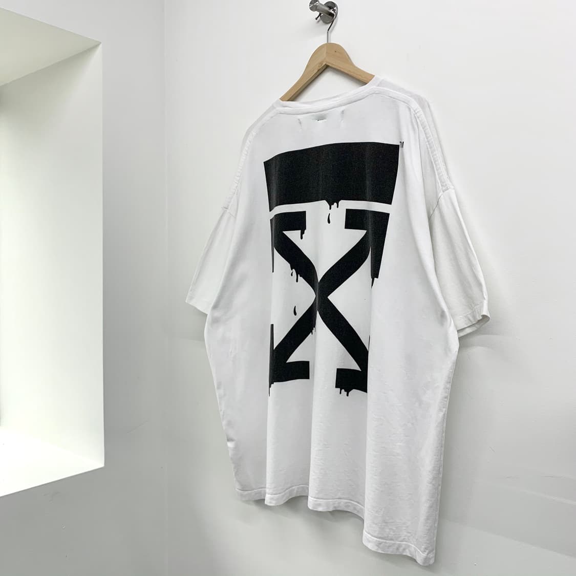 오프화이트 19SS 바트심슨 피스 로고 화이트 티셔츠 상품이미지6