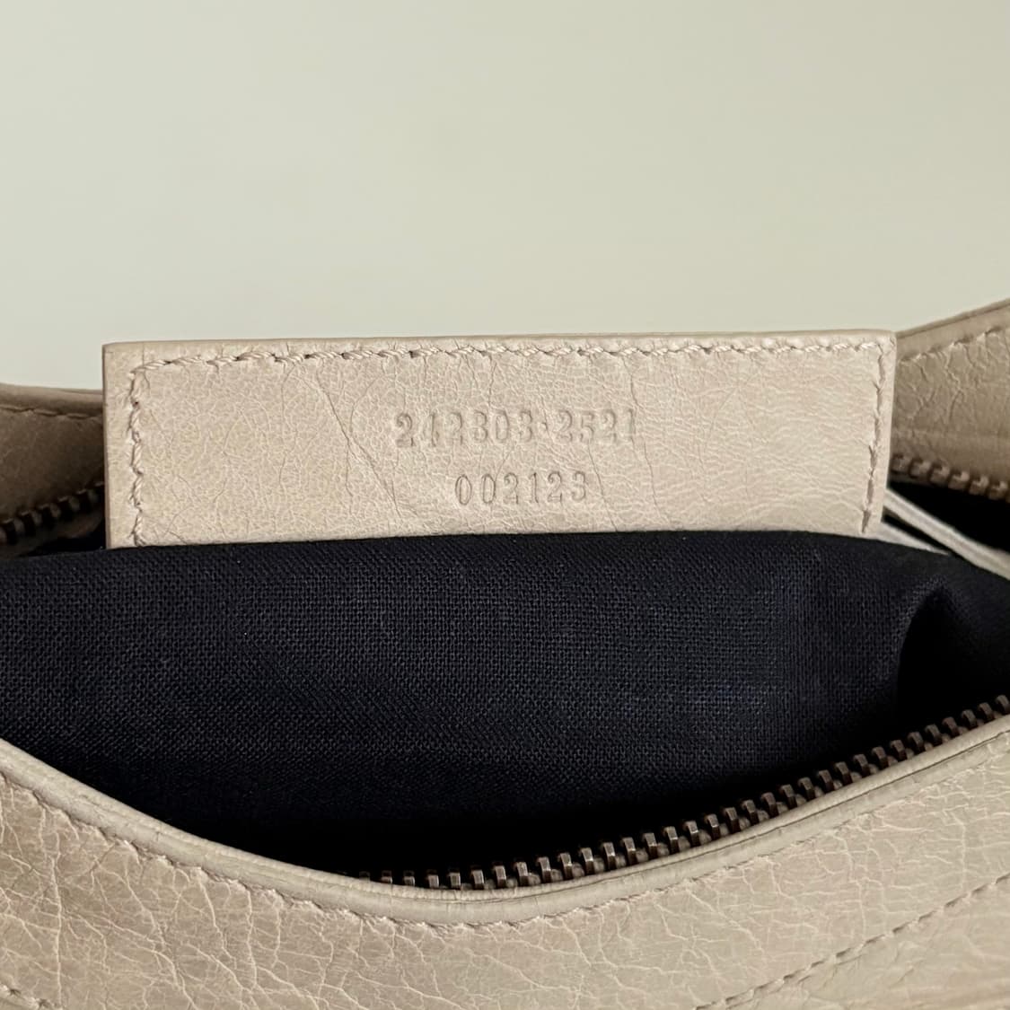 BALENCIAGA 발렌시아가 힙 숄더백 - ivory 상품이미지9