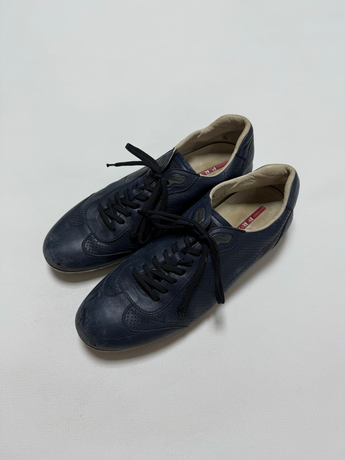 프라다 퍼퍼레이티드 레더 스니커즈 uk9 상품이미지2