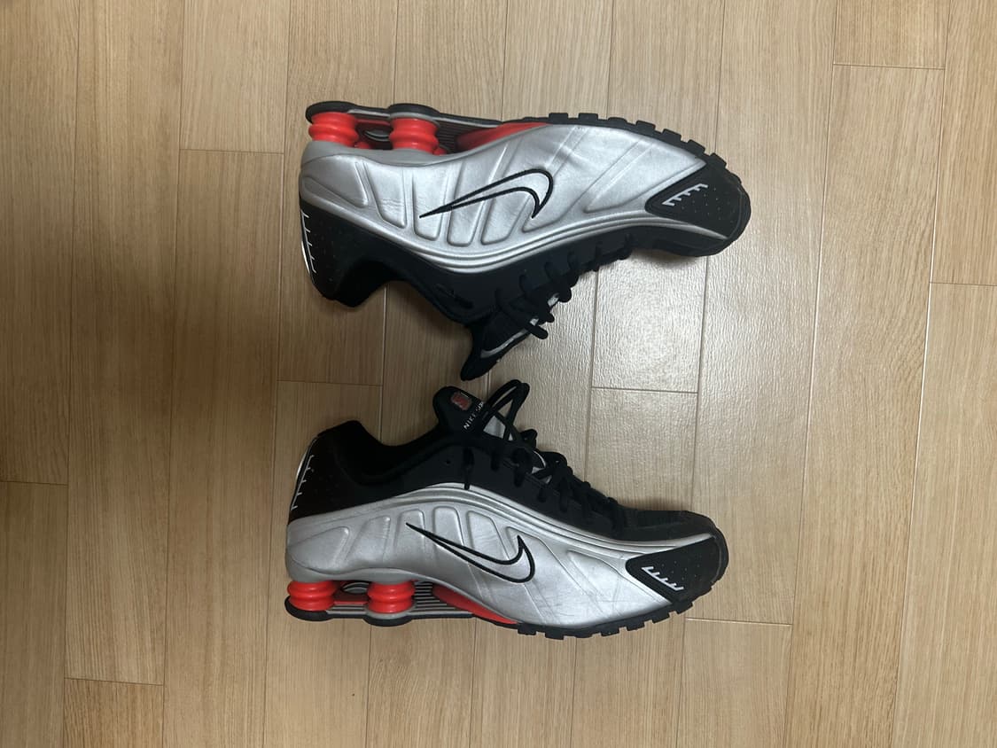 나이키 샥스 R4 블랙 엔 메탈릭 실버 290 상품이미지1