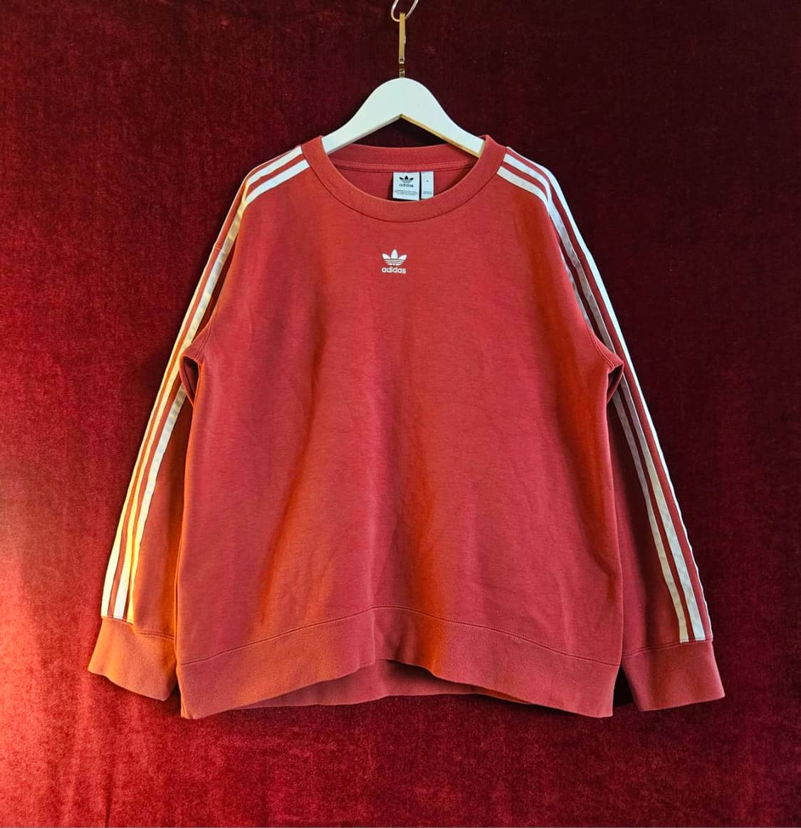 아디다스(Adidas) 스몰 센터로고 삼선 다홍 맨투맨
M 상품이미지2