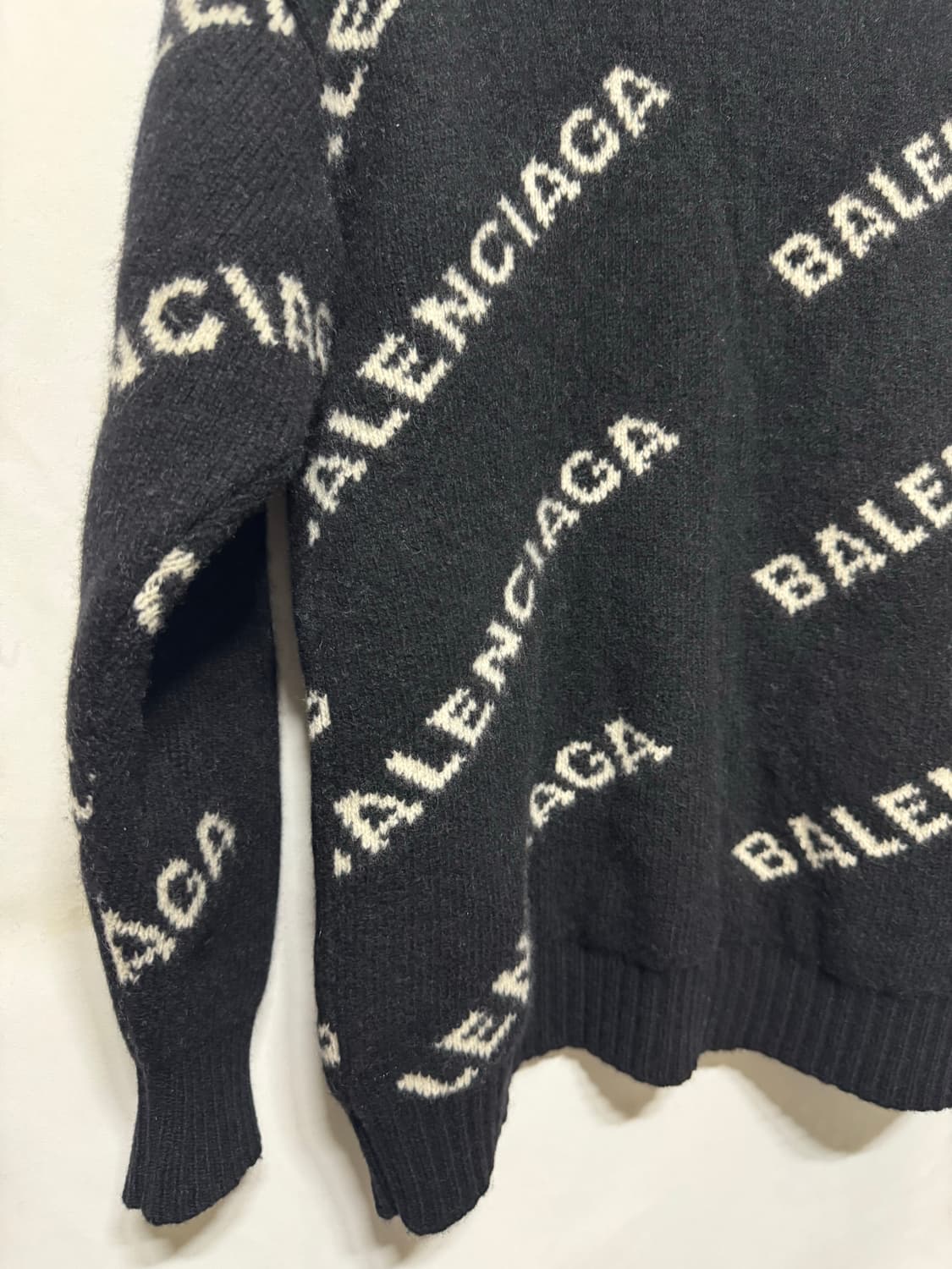 34 발렌시아가 멀티로고 여성 니트 상품이미지4