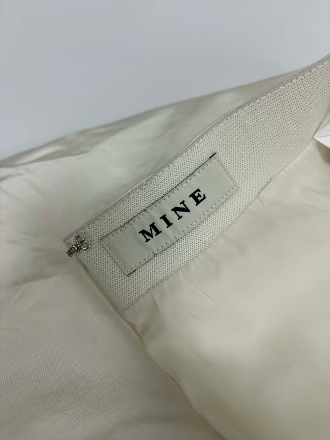 [55/66] MINE 마인 한섬 24년 신형 하이웨스트 슬릿 롱스커트 상품이미지3