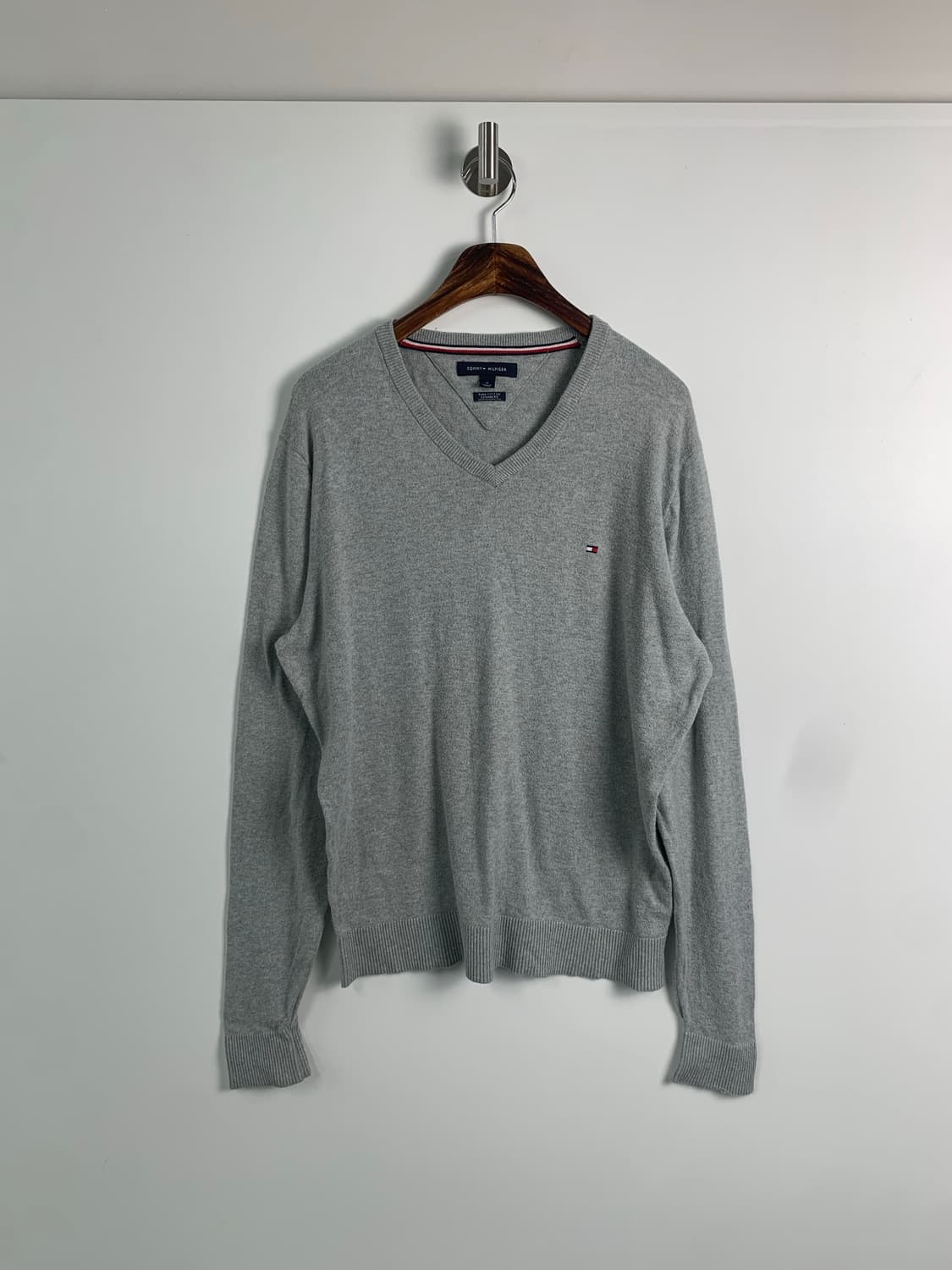타미힐피거 자수로고 그레이 브이넥 니트 상품이미지2