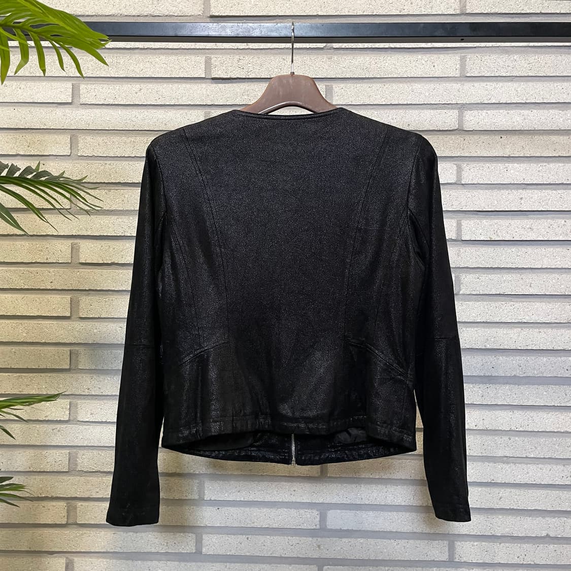 LAURA JO PARIS 크롭 집업 자켓 노카라 글리터 디테일 블랙 상품이미지3