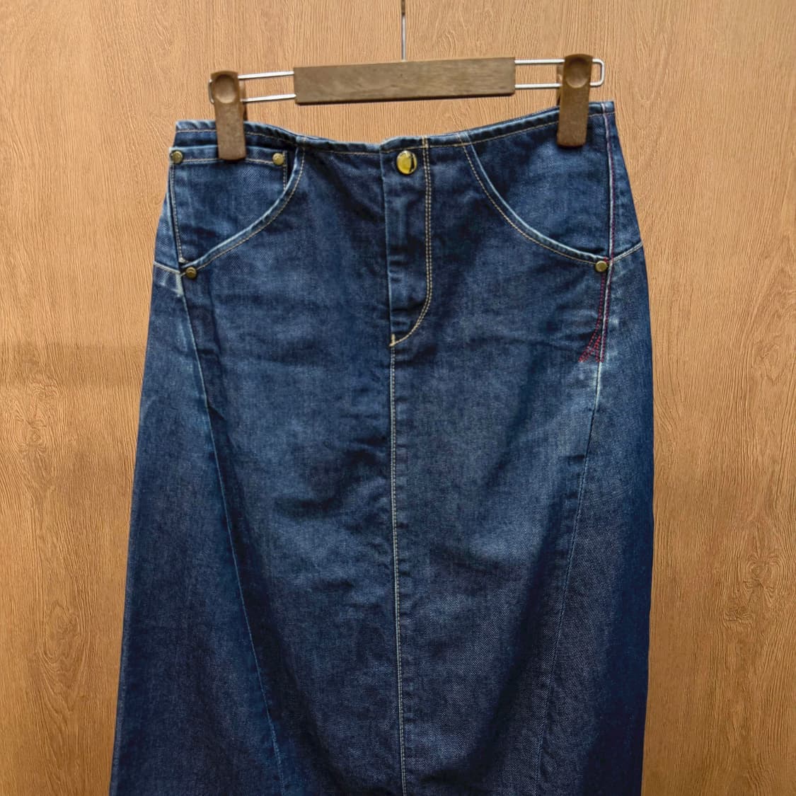 리바이스 엔지니어드진 데님 롱 스커트 백 스트랩 디테일 중청 상품이미지4