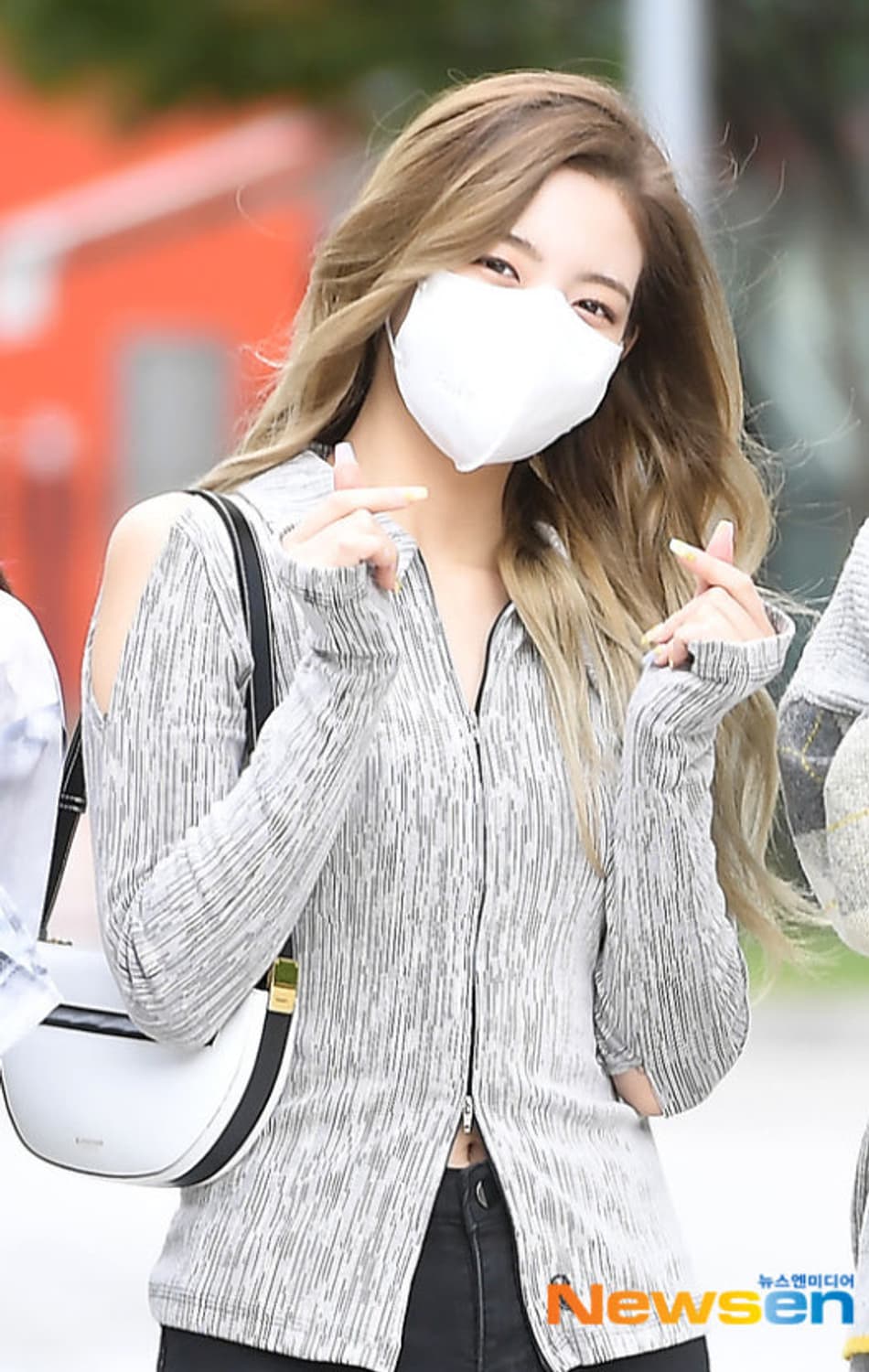 YUSE 유즈 - 컷아웃 집업 (멀티화이트) 상품이미지2