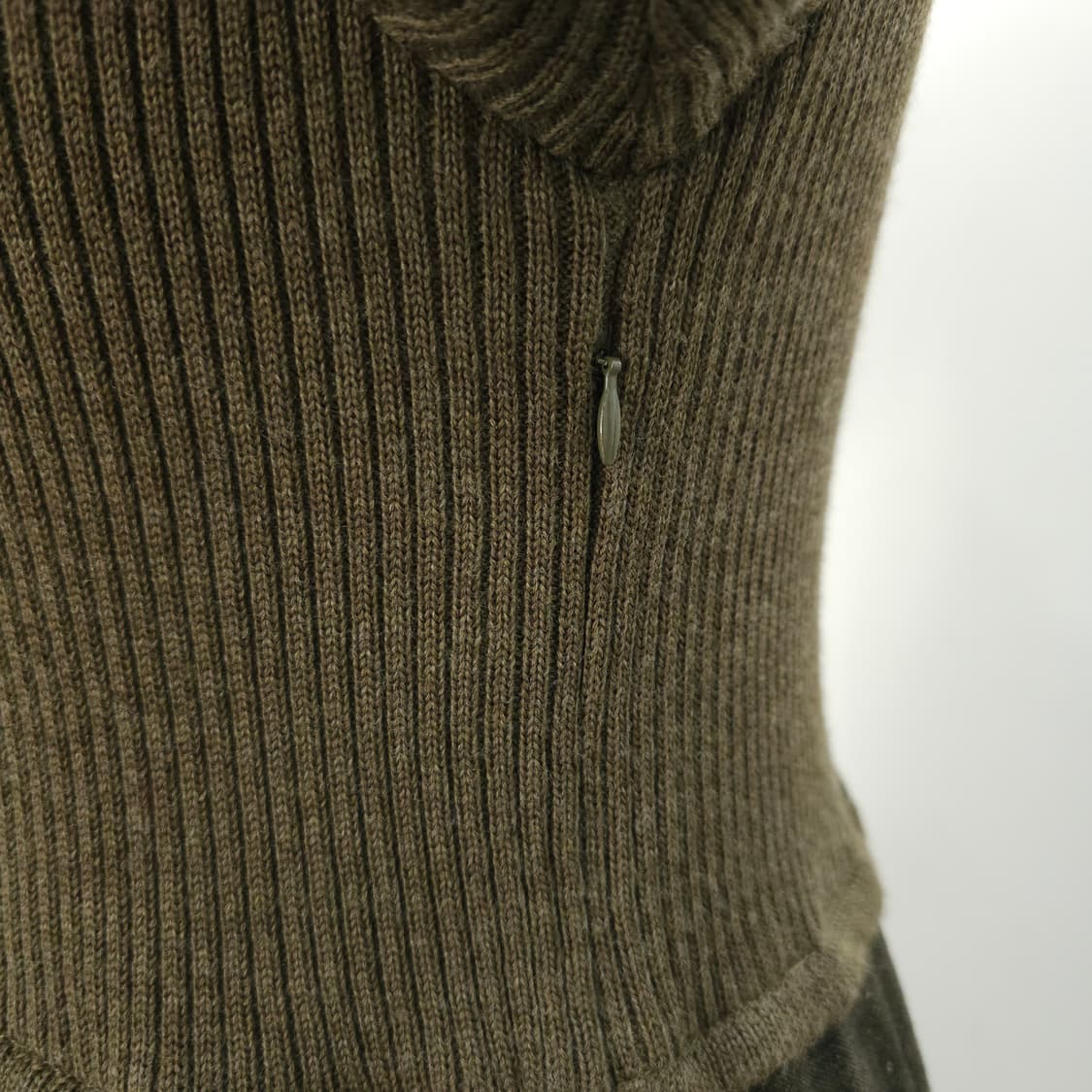 카키 울 실크혼방 골지니트 플레어 원피스 상품이미지9