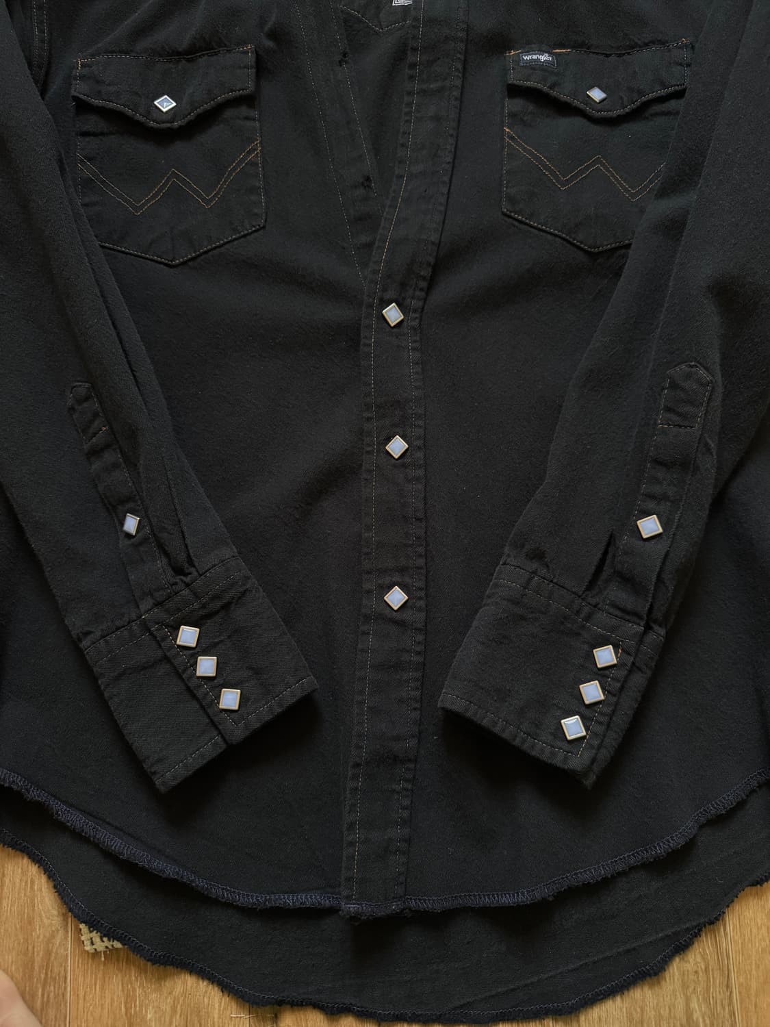 The letters 랭글러 블랙 데님 웨스턴 셔츠 상품이미지5