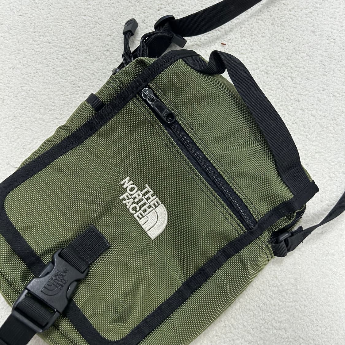 The North Face khaki cross bag 상품이미지4