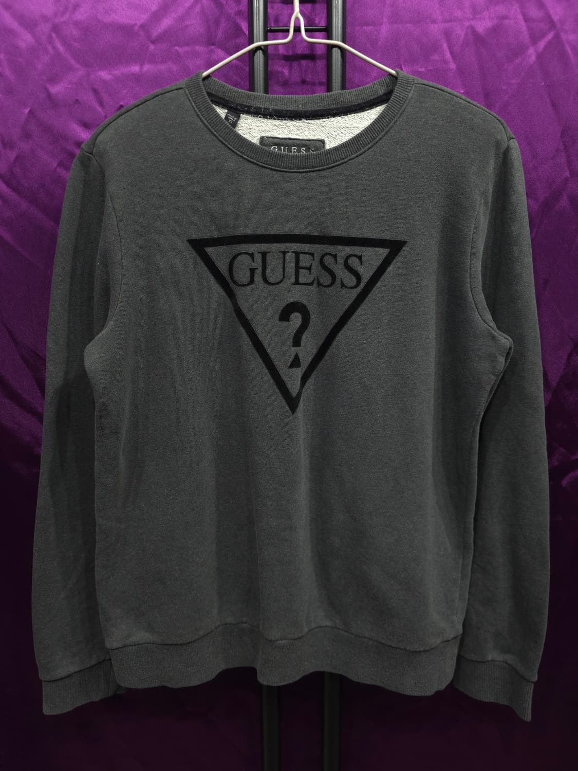 게스 여성 트라이앵글 벨벳 로고 기모 맨투맨 XS(S) 상품이미지1