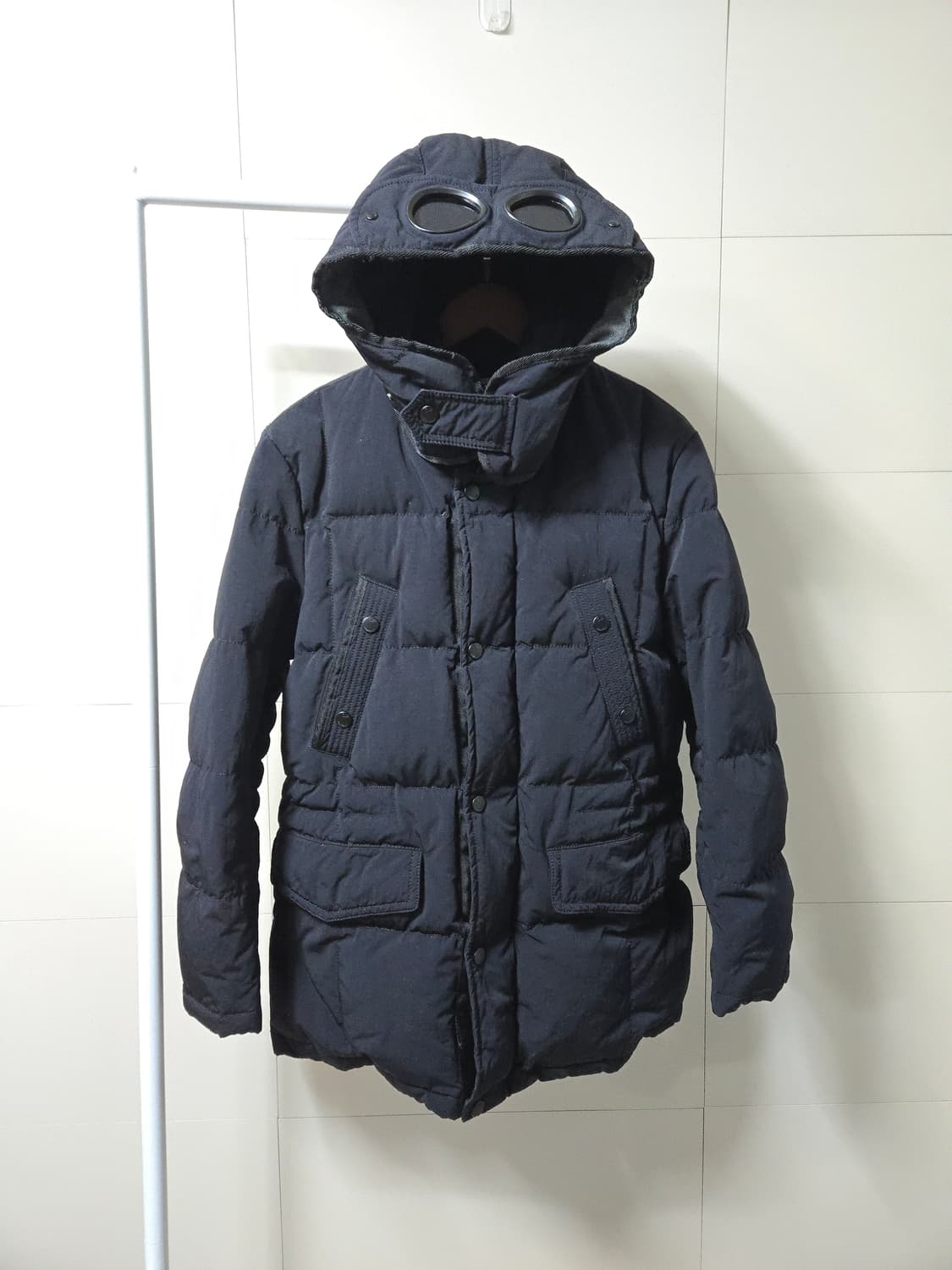 CP 컴퍼니 고글 패딩 블랙 국내 100 상품이미지1